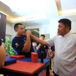 Gubernur Sumsel, Herman Deru mencoba panco dengan atlet saat membukan kejuaraan panco di Hoptela Grand Zuri Palembang, Minggu (16/11/2025). Foto: Humas Pemprov Sumsel.