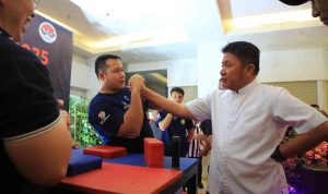 deru (19) Gubernur Sumsel, Herman Deru mencoba panco dengan atlet saat membukan kejuaraan panco di Hoptela Grand Zuri Palembang, Minggu (16/11/2025). Foto: Humas Pemprov Sumsel.