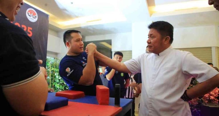 Gubernur Sumsel, Herman Deru mencoba panco dengan atlet saat membukan kejuaraan panco di Hoptela Grand Zuri Palembang, Minggu (16/11/2025). Foto: Humas Pemprov Sumsel.