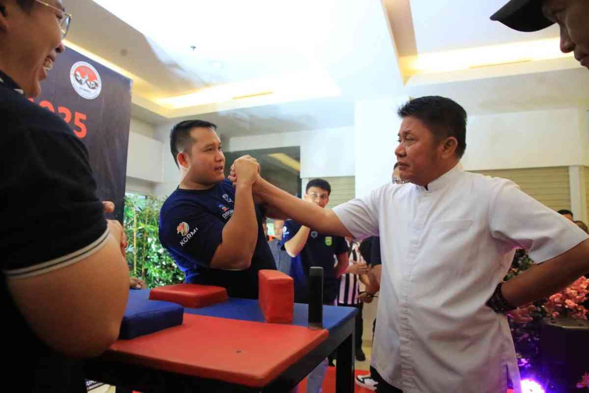 Gubernur Sumsel, Herman Deru mencoba panco dengan atlet saat membukan kejuaraan panco di Hoptela Grand Zuri Palembang, Minggu (16/11/2025). Foto: Humas Pemprov Sumsel.
