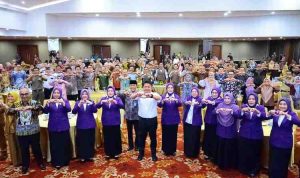 Gubernur Sumsel, Herman Deru saat membuka Rapat Koordinasi Daerah Penguatan Transformasi Posyandu sebagai Lembaga Kemasyarakatan Desa untuk Kesejahteraan Masyarakat dengan Pelayanan 6 Standar Pelayanan Minimal Tahun 2025 di Beston Hotel Palembang, Selasa (18/11/2025) sore. Foto: Humas Pemprov Sumsel.