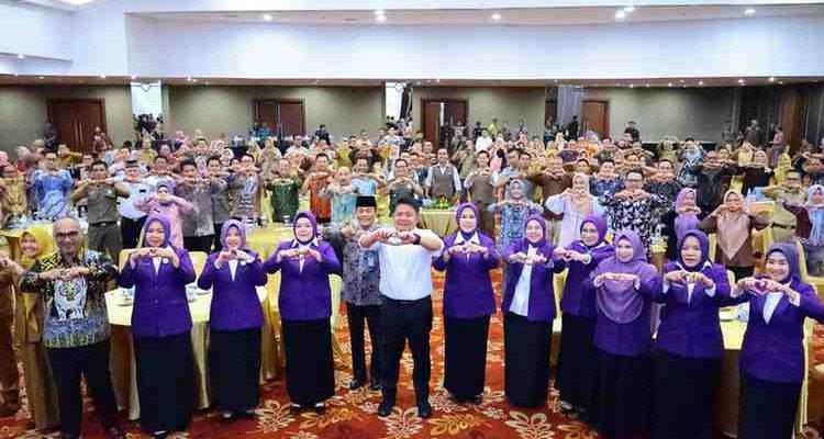 Gubernur Sumsel, Herman Deru saat membuka Rapat Koordinasi Daerah Penguatan Transformasi Posyandu sebagai Lembaga Kemasyarakatan Desa untuk Kesejahteraan Masyarakat dengan Pelayanan 6 Standar Pelayanan Minimal Tahun 2025 di Beston Hotel Palembang, Selasa (18/11/2025) sore. Foto: Humas Pemprov Sumsel.