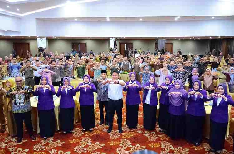 Gubernur Sumsel, Herman Deru saat membuka Rapat Koordinasi Daerah Penguatan Transformasi Posyandu sebagai Lembaga Kemasyarakatan Desa untuk Kesejahteraan Masyarakat dengan Pelayanan 6 Standar Pelayanan Minimal Tahun 2025 di Beston Hotel Palembang, Selasa (18/11/2025) sore. Foto: Humas Pemprov Sumsel.