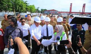 Didampingi Walikota Palembang Ratu Dewa, Gubernur Sumsel Herman deru melihat langsung rencana revitalisasi kawasan BKB, Senin (24/11/2025). Foto: Humas Pemprov Sumsel.