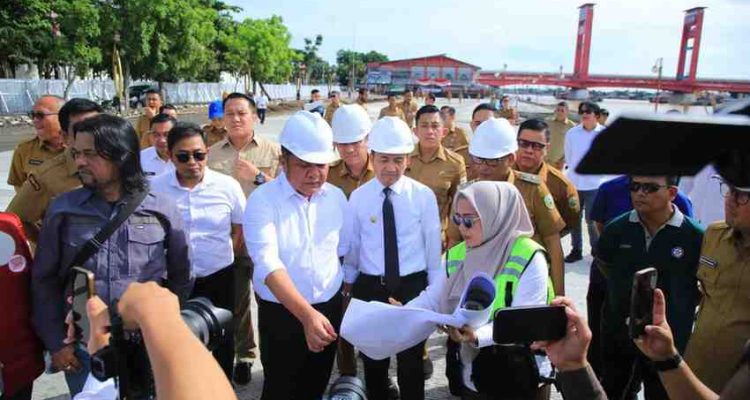 Didampingi Walikota Palembang Ratu Dewa, Gubernur Sumsel Herman deru melihat langsung rencana revitalisasi kawasan BKB, Senin (24/11/2025). Foto: Humas Pemprov Sumsel.