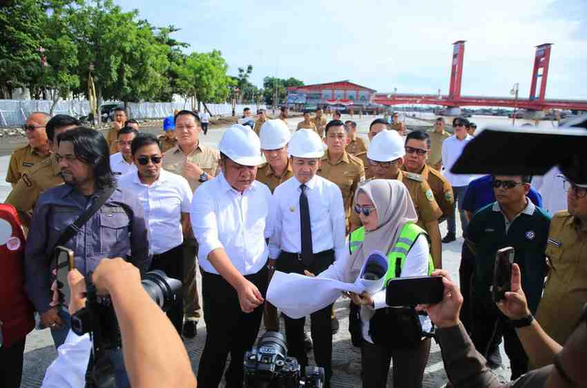 Didampingi Walikota Palembang Ratu Dewa, Gubernur Sumsel Herman deru melihat langsung rencana revitalisasi kawasan BKB, Senin (24/11/2025). Foto: Humas Pemprov Sumsel.