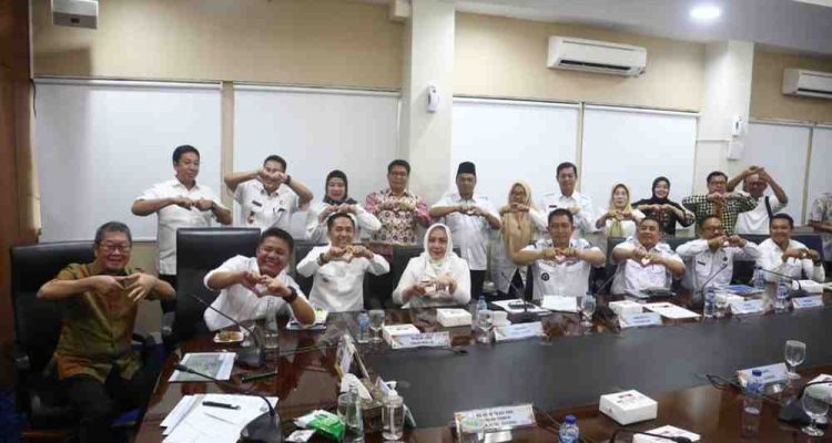 Gubernur Sumsel, Herman Deru menerima tim Program Management Pengelolaan Hulu dan Hilir Penunjang Ketahanan Pangan oleh PT Paskomnas di Ruang Rapat Gubernur Sumsel, Rabu (26/11/2025). Foto: Humas Pemprov Sumsel.