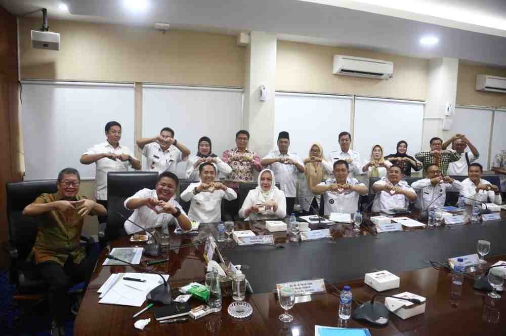 Gubernur Sumsel, Herman Deru menerima tim Program Management Pengelolaan Hulu dan Hilir Penunjang Ketahanan Pangan oleh PT Paskomnas di Ruang Rapat Gubernur Sumsel, Rabu (26/11/2025). Foto: Humas Pemprov Sumsel.