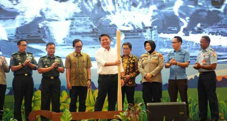Gubernur Sumsel, Herman Deru secara resmi meluncurkan 200 Calendar of Event (CoE) 2025 yang berasal dari 17 kabupaten/kota. Foto: Humas Pemprov Sumsel.