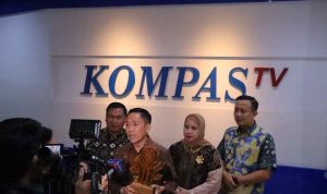 Walikota Palembang, Ratu Dewa menerima penghargaan Citra Daerah Inovasi Berkelanjutan dari Kompas TV, Senin (10/11/2025). Foto: Kominfo Palembang.