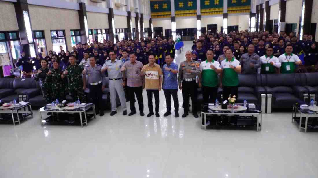 Walikota Palembang, Rayu Dewa bersama ratusan ASN Dishub yang mengikuti diklat disiplin dan kompetensi, Kamis (13/11/2025). Foto: KOminfo Palembang.