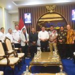 Gubernur Sumatera Selatan (Sumsel) Dr. H. Herman Deru menerima kunjungan silaturahmi Direksi PT Sampoerna Agro Tbk beserta jajaran di Ruang Tamu Gubernur Sumsel, Rabu sore (26/11/2025). Foto: Humas Pemprov Sumsel.