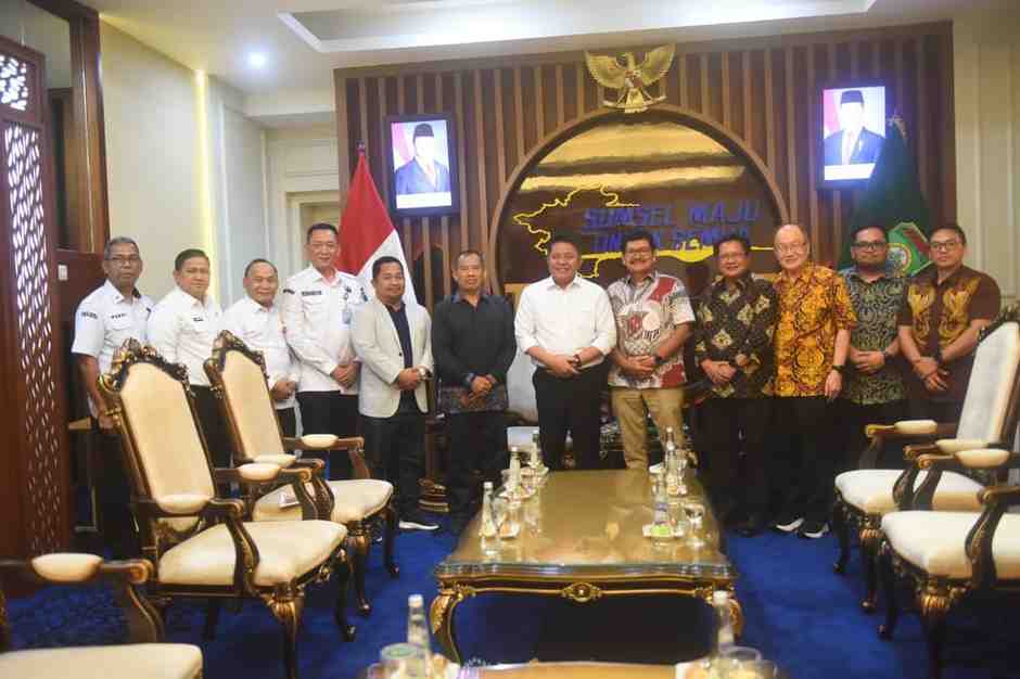 Gubernur Sumatera Selatan (Sumsel) Dr. H. Herman Deru menerima kunjungan silaturahmi Direksi PT Sampoerna Agro Tbk beserta jajaran di Ruang Tamu Gubernur Sumsel, Rabu sore (26/11/2025). Foto: Humas Pemprov Sumsel.