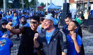 dokter Gubernur Sumatera Selatan (Sumsel) Dr. H. Herman Deru didampingi Anggota DPD RI, dr. Ratu Tenny Leriva HD, secara resmi membuka IDI Run Palembang 2025 5K Charity yang dipusatkan di halaman Gedung DPRD Provinsi Sumsel, Minggu (9/11/2025) pagi. Foto: Humas Pemprov Sumsel.