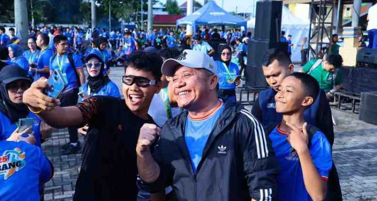Gubernur Sumatera Selatan (Sumsel) Dr. H. Herman Deru didampingi Anggota DPD RI, dr. Ratu Tenny Leriva HD, secara resmi membuka IDI Run Palembang 2025 5K Charity yang dipusatkan di halaman Gedung DPRD Provinsi Sumsel, Minggu (9/11/2025) pagi. Foto: Humas Pemprov Sumsel.