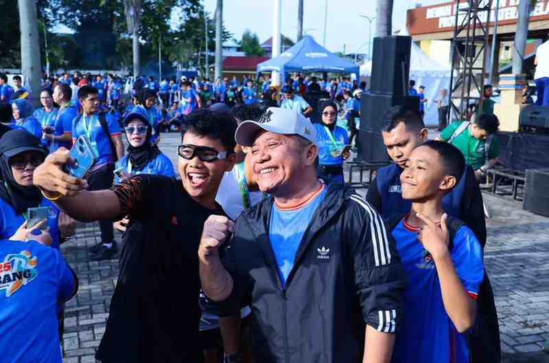 Gubernur Sumatera Selatan (Sumsel) Dr. H. Herman Deru didampingi Anggota DPD RI, dr. Ratu Tenny Leriva HD, secara resmi membuka IDI Run Palembang 2025 5K Charity yang dipusatkan di halaman Gedung DPRD Provinsi Sumsel, Minggu (9/11/2025) pagi. Foto: Humas Pemprov Sumsel.