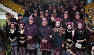 Gubernur Sumsel, Herman Deru dan istri Febrita Lustia bersama Bupati dan anggota DPRD Muaraenim, Kamis (20/11/2025). Foto: Humas Pemprov Sumsel.