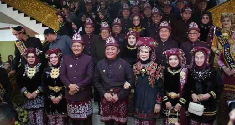 Gubernur Sumsel, Herman Deru dan istri Febrita Lustia bersama Bupati dan anggota DPRD Muaraenim, Kamis (20/11/2025). Foto: Humas Pemprov Sumsel.