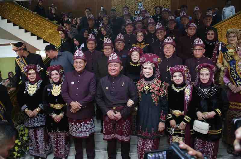 Gubernur Sumsel, Herman Deru dan istri Febrita Lustia bersama Bupati dan anggota DPRD Muaraenim, Kamis (20/11/2025). Foto: Humas Pemprov Sumsel.