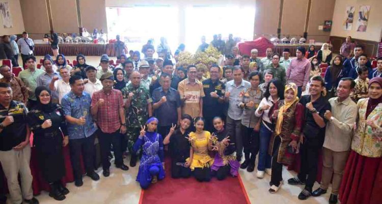 Walikota Palembang, Ratu Dewa hadir di Forum Group Discussion (FGD) dan silaturahmi yang dihadiri oleh Wali Kota Palembang, Drs Ratu Dewa Msi, bersama pengurus Pembela Kesatuan Tanah Air Indonesia Bersatu (Pekat IB), Jumat (14/11/2025). Foto: Kominfo Palembang.