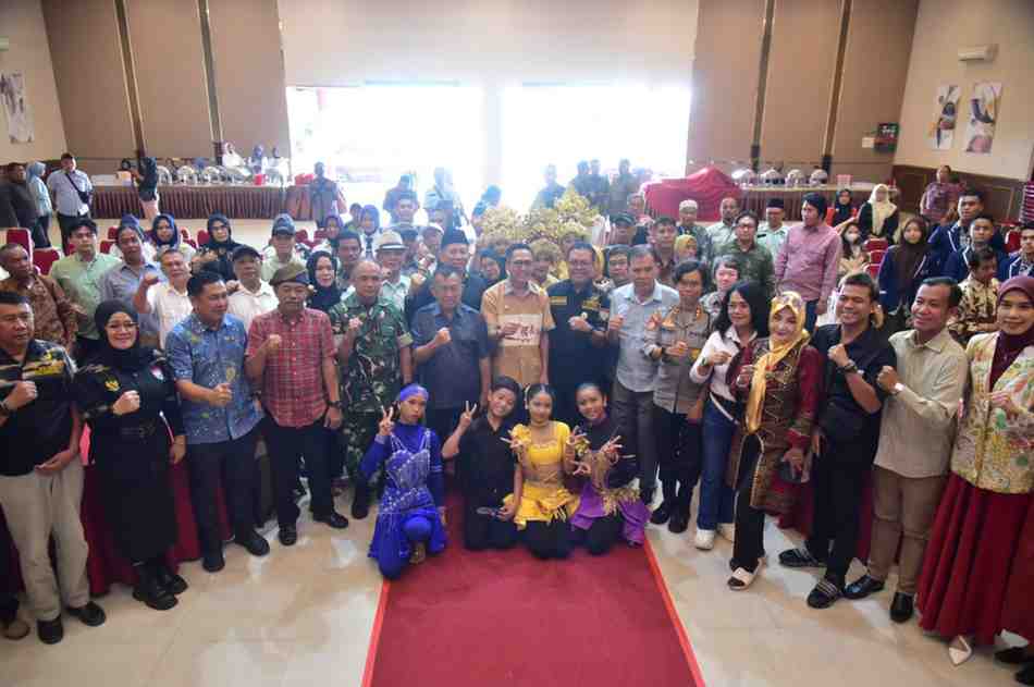 Walikota Palembang, Ratu Dewa hadir di Forum Group Discussion (FGD) dan silaturahmi yang dihadiri oleh Wali Kota Palembang, Drs Ratu Dewa Msi, bersama pengurus Pembela Kesatuan Tanah Air Indonesia Bersatu (Pekat IB), Jumat (14/11/2025). Foto: Kominfo Palembang.