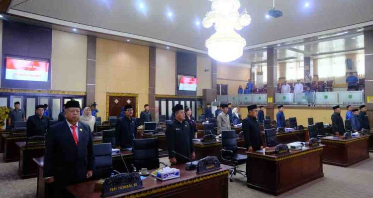 Para anggota DPRD Muba yang mengikuti rapat p-aripurna dengan agenda mendengarkan pandangan umum fraksi terhjadap RAPBD 2026, Selasa (17/11/2025). Foto: Kominfo Muba.