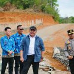 Gubernur Sumsel, Herman Deru saat melihat langsung jalan lingkar Tebing Tinggi, Kabupaten Empat Lawang, Kamis (6/11/2025). Foto: Humas Pemprov Sumsel.