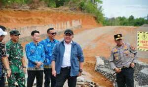 jalan (5) Gubernur Sumsel, Herman Deru saat melihat langsung jalan lingkar Tebing Tinggi, Kabupaten Empat Lawang, Kamis (6/11/2025). Foto: Humas Pemprov Sumsel.