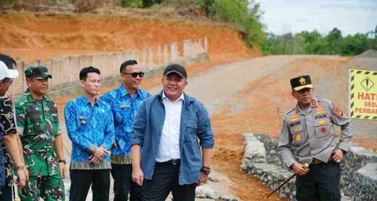 Gubernur Sumsel, Herman Deru saat melihat langsung jalan lingkar Tebing Tinggi, Kabupaten Empat Lawang, Kamis (6/11/2025). Foto: Humas Pemprov Sumsel.