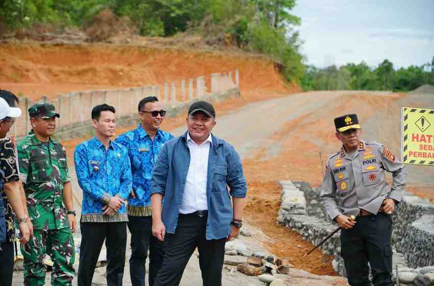 Gubernur Sumsel, Herman Deru saat melihat langsung jalan lingkar Tebing Tinggi, Kabupaten Empat Lawang, Kamis (6/11/2025). Foto: Humas Pemprov Sumsel.