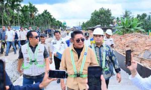 Gubernur Sumsel, Herman Deru dan Wagub, Cik Ujang menghadiri groundbreaking pembangunan jalan akses Simpang Tanjung Api-Api menuju Simpang TPI Sungsang, Minggu (23/11/2025). Foto: Humas Pemprov Sumsel.