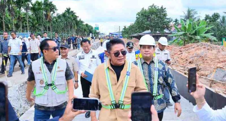 Gubernur Sumsel, Herman Deru dan Wagub, Cik Ujang menghadiri groundbreaking pembangunan jalan akses Simpang Tanjung Api-Api menuju Simpang TPI Sungsang, Minggu (23/11/2025). Foto: Humas Pemprov Sumsel.