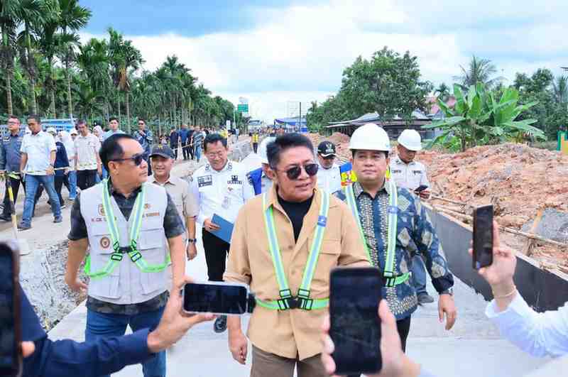Gubernur Sumsel, Herman Deru dan Wagub, Cik Ujang menghadiri groundbreaking pembangunan jalan akses Simpang Tanjung Api-Api menuju Simpang TPI Sungsang, Minggu (23/11/2025). Foto: Humas Pemprov Sumsel.