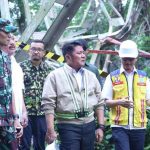 Gubernur Sumsel, Herman deru saat meninjau Jembatan Muara Lawai di Kecamatan Merapi Timur, Kabupaten Lahat, beberapa waktu lalu, Foto: Dok Humas Pemprov Sumsel.