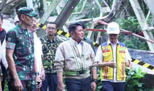 Gubernur Sumsel, Herman deru saat meninjau Jembatan Muara Lawai di Kecamatan Merapi Timur, Kabupaten Lahat, beberapa waktu lalu, Foto: Dok Humas Pemprov Sumsel.
