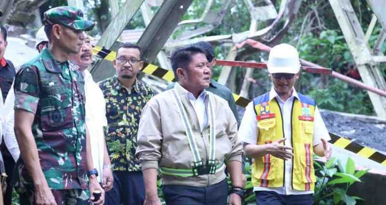 Gubernur Sumsel, Herman deru saat meninjau Jembatan Muara Lawai di Kecamatan Merapi Timur, Kabupaten Lahat, beberapa waktu lalu, Foto: Dok Humas Pemprov Sumsel.