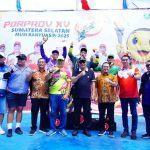 Bupati Muba, HM Toha bersama para atlet dan official kontingen Muba. Foto: Kominfo Muba.