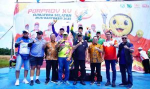 juara (6) Bupati Muba, HM Toha bersama para atlet dan official kontingen Muba. Foto: Kominfo Muba.
