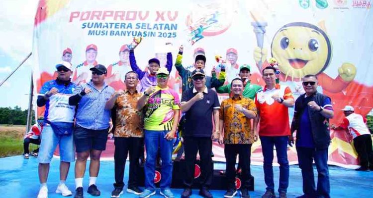 Bupati Muba, HM Toha bersama para atlet dan official kontingen Muba. Foto: Kominfo Muba.