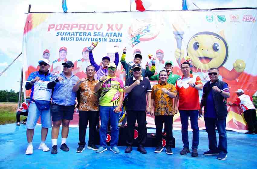 juara (6) Bupati Muba, HM Toha bersama para atlet dan official kontingen Muba. Foto: Kominfo Muba.