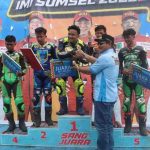 Wabup Muba, Rohman menyerahkan hadiiah kepada [ara juara Final Race Skyland Prix 2025 di Skyland International Circuit Sekayu, Minggu (16/11/2025). Foto: Kominfo Muba.