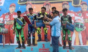 juara (8) Wabup Muba, Rohman menyerahkan hadiiah kepada [ara juara Final Race Skyland Prix 2025 di Skyland International Circuit Sekayu, Minggu (16/11/2025). Foto: Kominfo Muba.