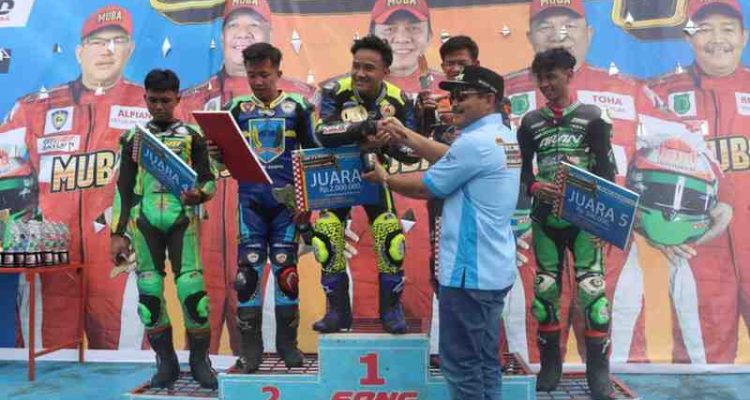 Wabup Muba, Rohman menyerahkan hadiiah kepada [ara juara Final Race Skyland Prix 2025 di Skyland International Circuit Sekayu, Minggu (16/11/2025). Foto: Kominfo Muba.