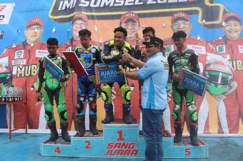 Wabup Muba, Rohman menyerahkan hadiiah kepada [ara juara Final Race Skyland Prix 2025 di Skyland International Circuit Sekayu, Minggu (16/11/2025). Foto: Kominfo Muba.