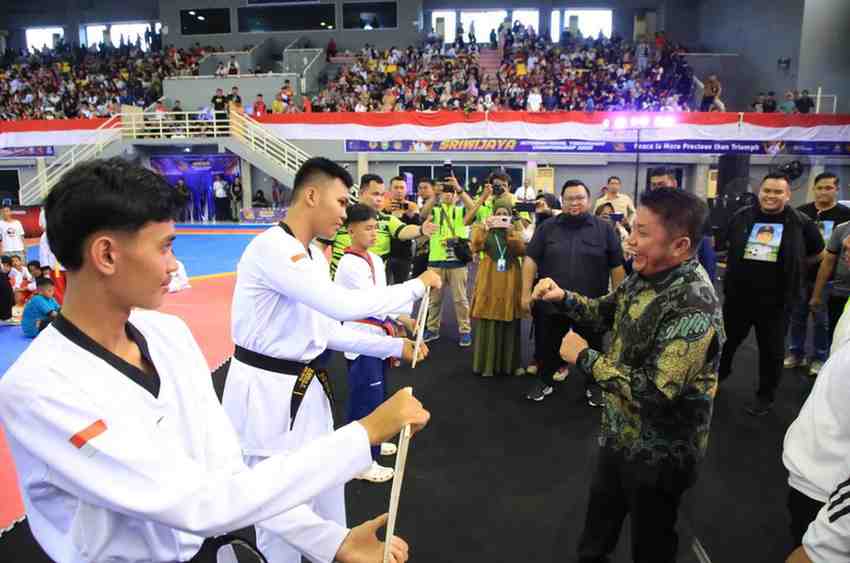 Gubernur Sumsel, Herman deru membuka Kejuaraan internasional tersebut di GOR Ranau, Jakabaring Sport City (JSC) Palembang, Minggu (23/11/2025). Foto: Humas Pemprov Sumsel.