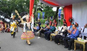 Sekretaris Daerah (Sekda) Provinsi Sumatera Selatan (Sumsel), Dr. Drs .H Edward Candra MH, secara resmi melepas peserta Karnaval Seni Budaya Pelajar SMA dan SMK se-Sumsel di Halaman Kantor Gubernur Sumsel, Jumat sore (28/11/2025). Foto: Humas Pemprov Sumsel.