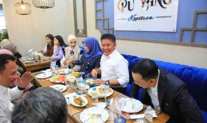 Gubernur Sumsel, Herman Deru bersama istri mencoba menu andalan di Kopitiam Pu Yang, Jl A Rivai Palembang, Selasa (25/11/2025). Foto: Humas Pewmprov Sumsel.