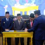 Bupati Muba, HM Toha bersama para pimpinan DPRD Muba menadatangani kesepalatan KUA PPAS RAPBD Muba 2026, Kamis (13/11/2025). Foto: Kominfo Muba.