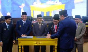 Bupati Muba, HM Toha bersama para pimpinan DPRD Muba menadatangani kesepalatan KUA PPAS RAPBD Muba 2026, Kamis (13/11/2025). Foto: Kominfo Muba.