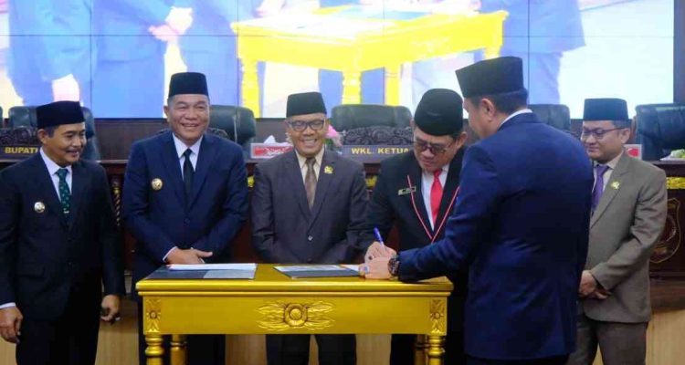 Bupati Muba, HM Toha bersama para pimpinan DPRD Muba menadatangani kesepalatan KUA PPAS RAPBD Muba 2026, Kamis (13/11/2025). Foto: Kominfo Muba.